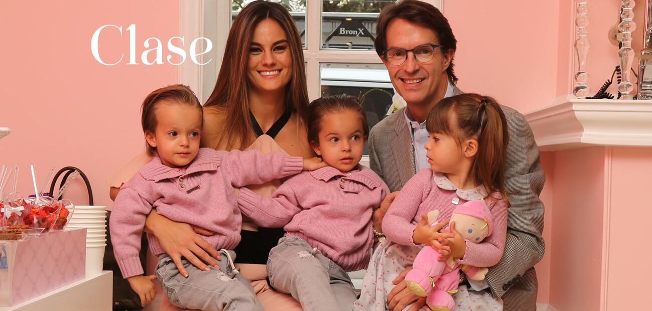 Fernando Landeros y Paola Albarrán posaron con sus trillizos para Clase / Foto: Archivo
