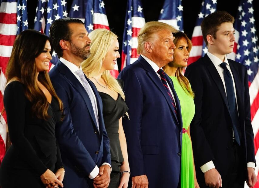 Donald Trump con su asesora Kimberly Guilfoyle, su hijo Donald Jr., su hija Tiffany Trump, su esposa Melania Trump y Barron / Foto: EFE