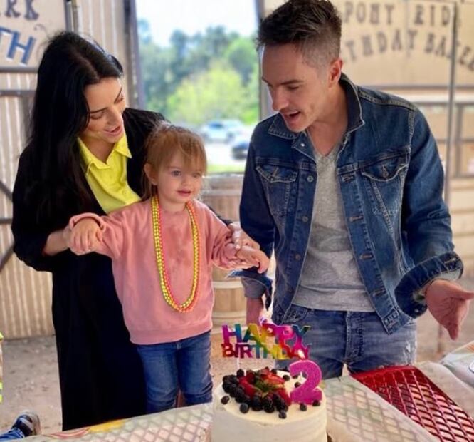 Aislinn, Mauricio y Kai en su cumpleaños número dos / Foto: Instagram