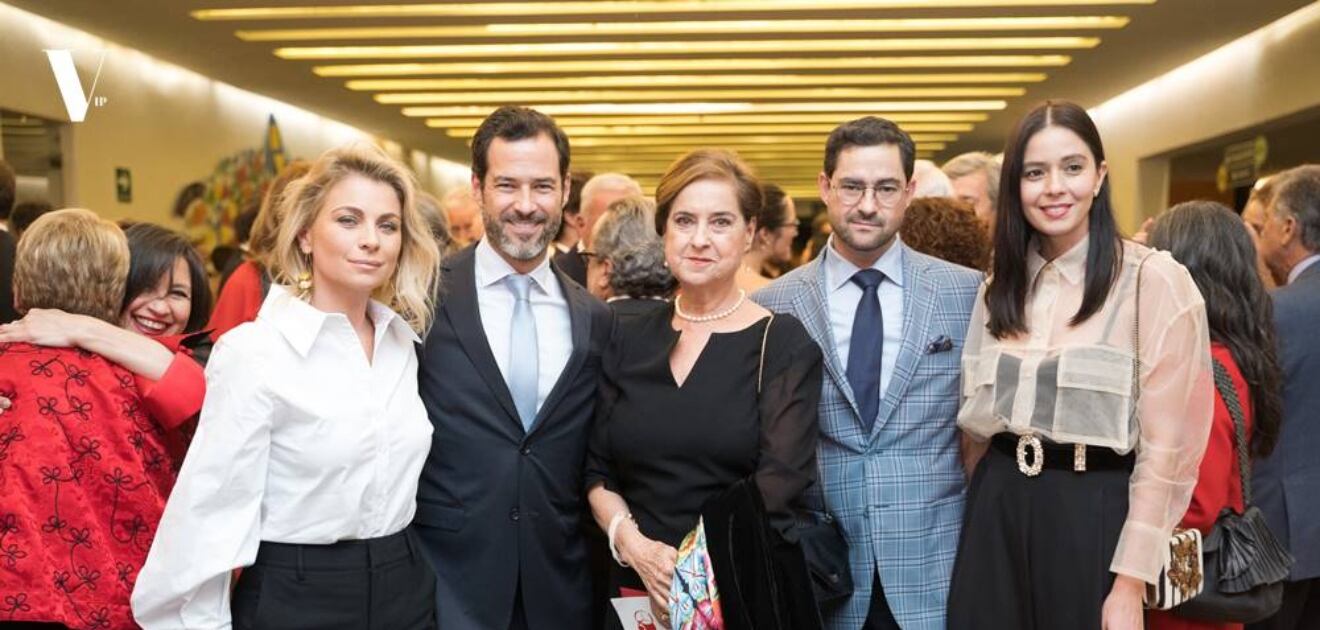 Cecilia Occelli y sus hijos, Emiliano y Juan Cristóbal Salinas, acudieron a la Cena en Rojo a favor de Save the Children