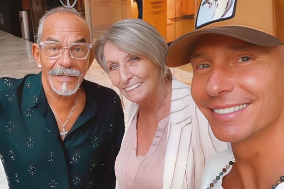 Erik Rubin con sus papás Mayra Milanszenko y José Ángel Rubín / Foto: Instagram