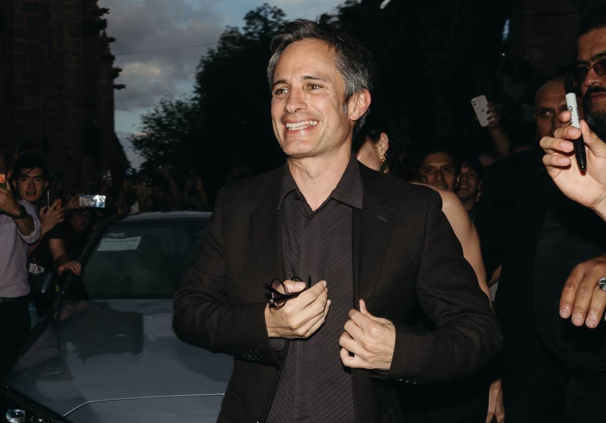 Gael García Bernal llegó a la alfombra roja de 'Amores Perros' junto a Fernanda Aragonés / Fotos: @ficm