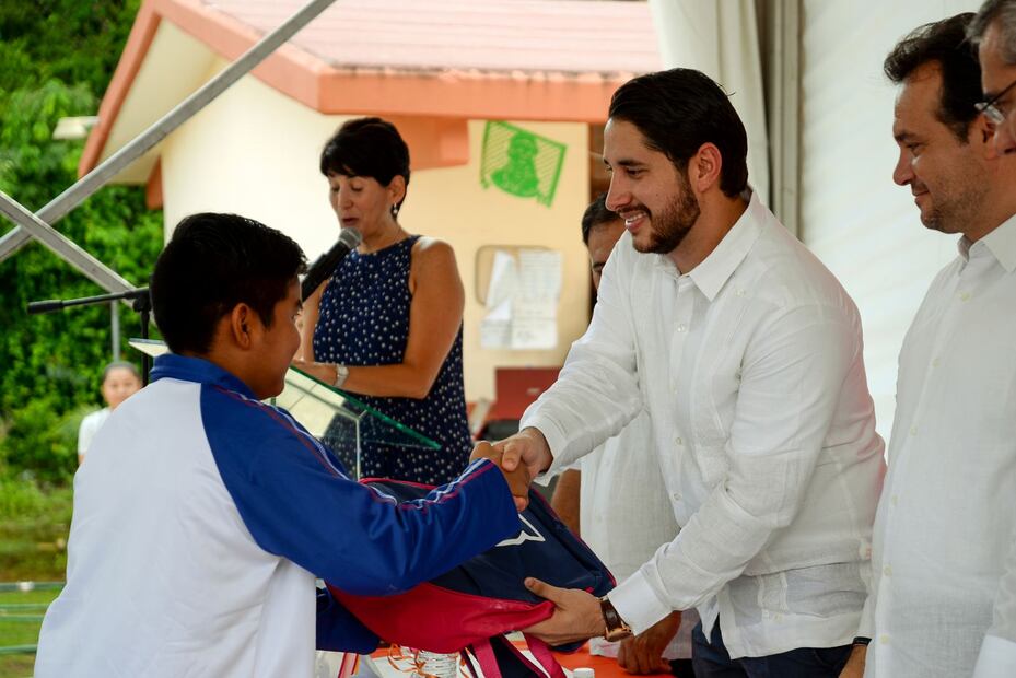 Mario Molina Esquivel y Fundación Lazos se unen por los niños de Cozumel 