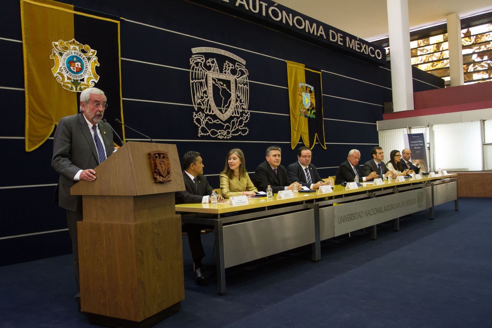 Él es Enrique Luis Graue Wiechers, rector de la UNAM