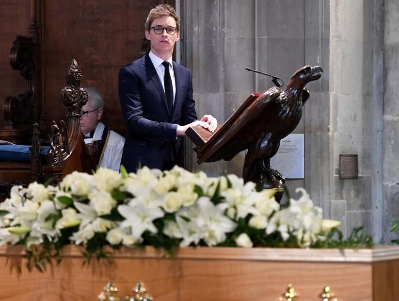 Dan último adiós a Stephen Hawking en Cambridge