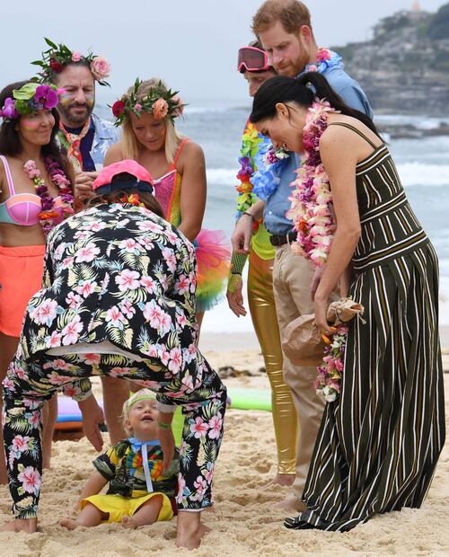 Descalzos y con flores, así recorrieron Meghan y el príncipe Harry las playas de Sídney