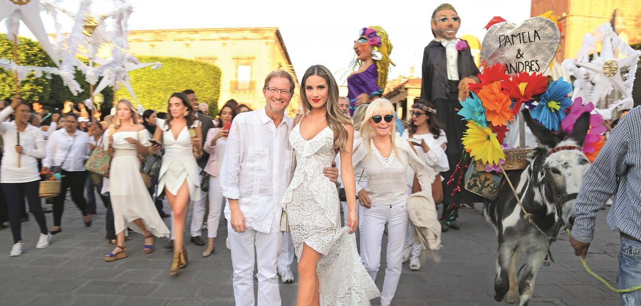 <p>Andrés Roemer y Pamela Cortés encabezaron una callejoneada en San Miguel de Allende, un día antes de su boda, como parte de los festejos<strong> (Fotos: Ricardo Pérez y Christian Valdivia)</strong></p>