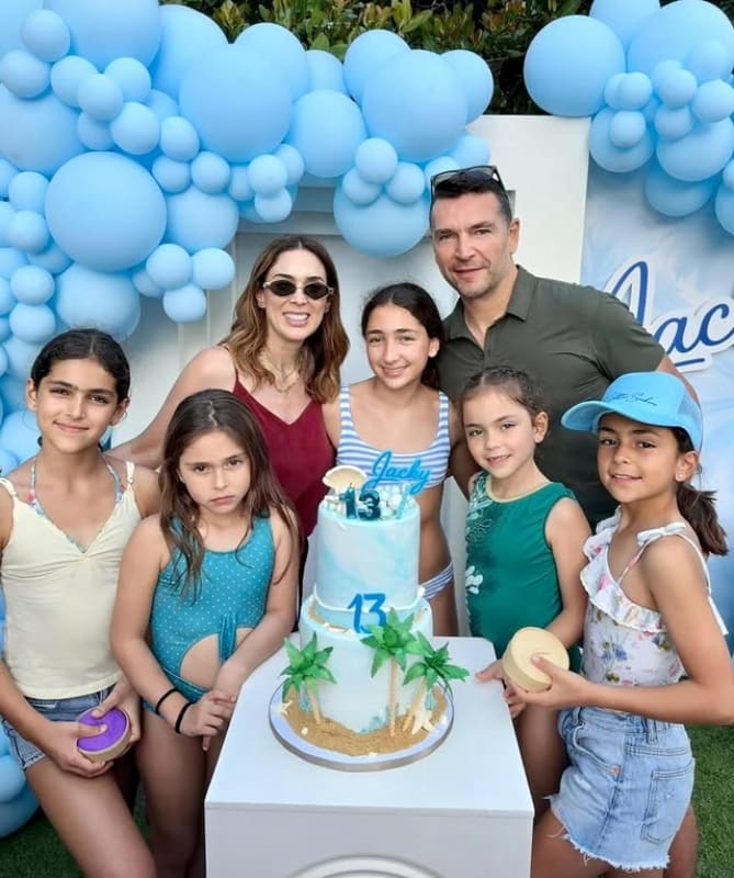 Jacky Bracamontes, Martín Fuentes y sus hijas Jacky, Carolina, Renata, Emilia y Paula / Foto: Instagram