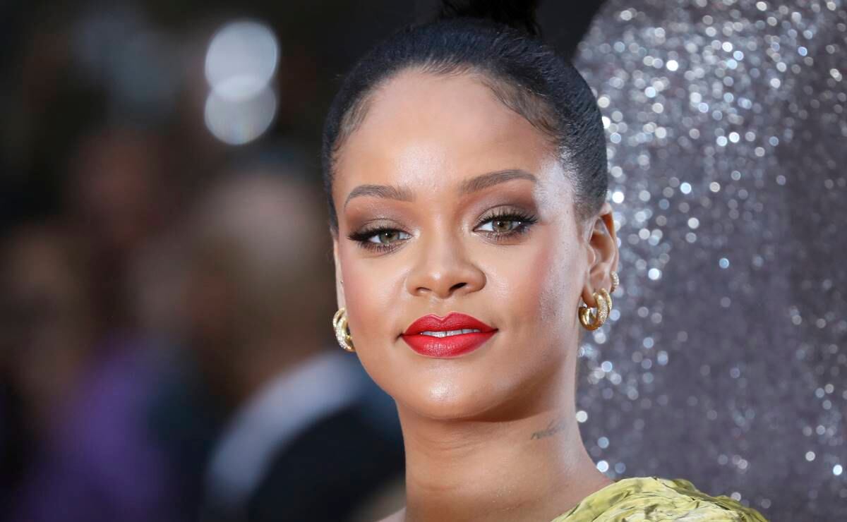 La controversia de Rihanna por usar collar sagrado en foto topless
