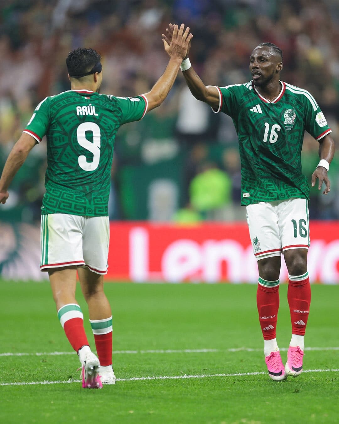 Raúl Jiménez y Julián Quiñones. (Foto: Instagram)