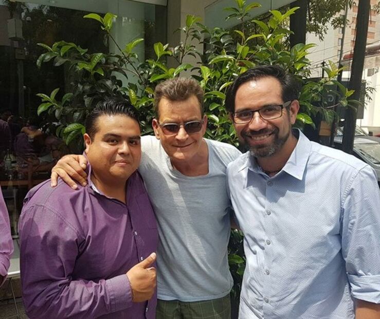 Charlie Sheen pasea en Polanco durante su visita a México