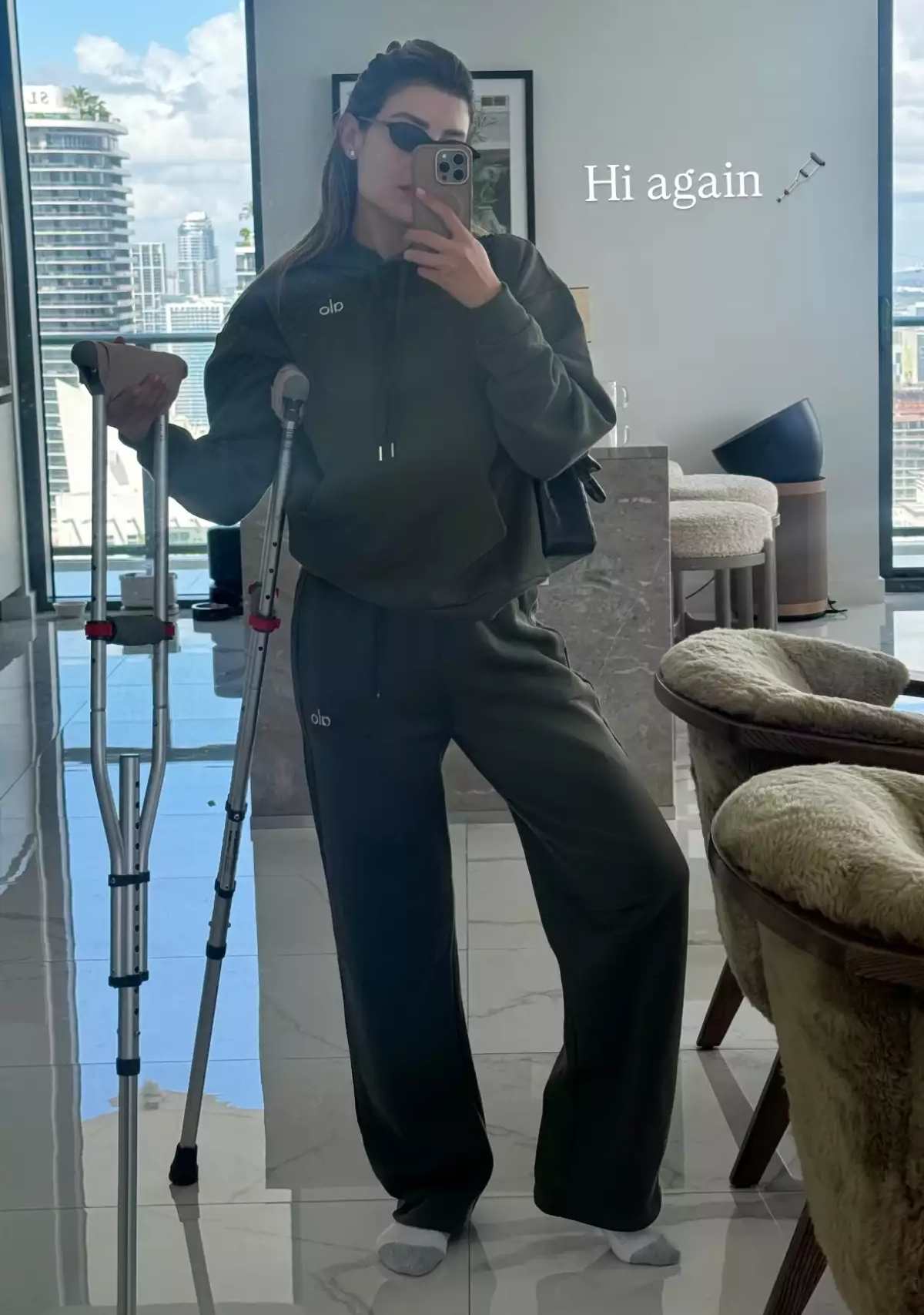 Michelle Salas sorprendió a sus seguidores al compartir una fotografía en muletas / Foto: Instagram @michellesalasb