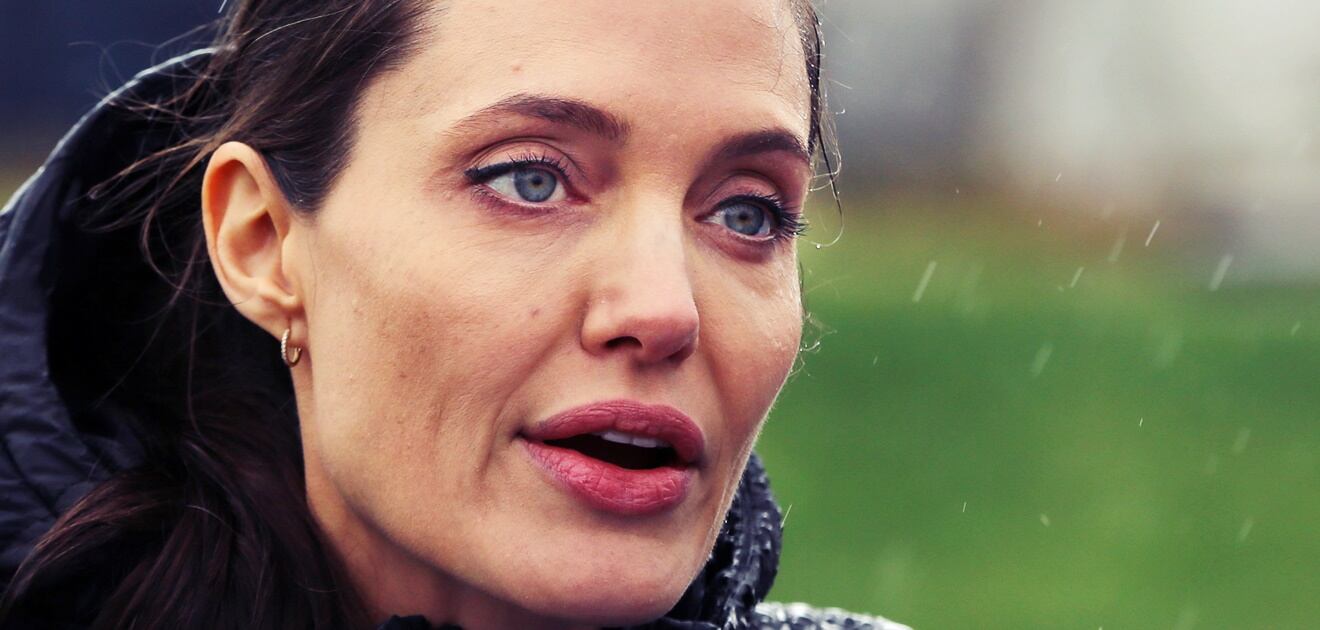 <p>Angelina Jolie luce cada vez más delgada y demacrada, ya bajó la mitad de su peso.  <strong>(Fotos: AP y Tomadas de US Weekly)</strong></p>