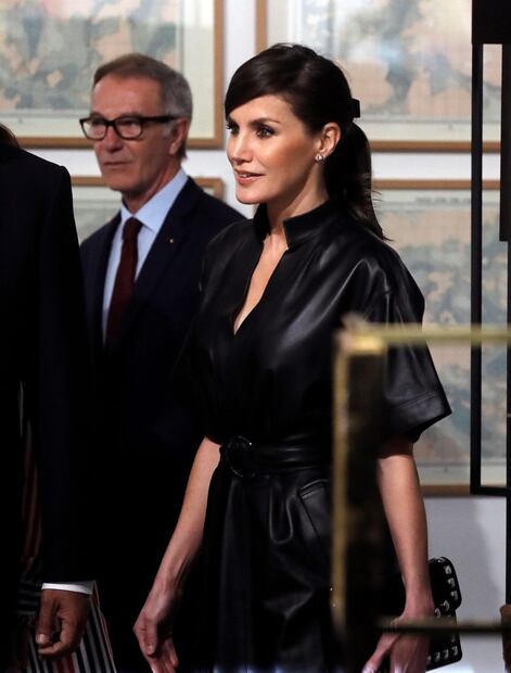 La reina Letizia derrocha estilo con vestido de cuero en total black