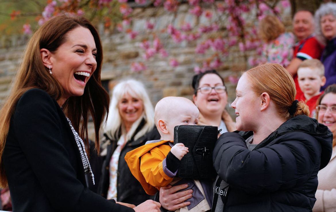 Bebé 'roba' a Kate Middleton su bolso Mulberry y ella estalla en risas