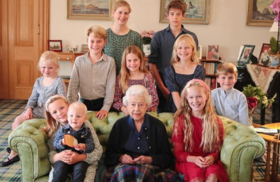 La reina Isabel junto a sus nietos y bisnietos/Instagram