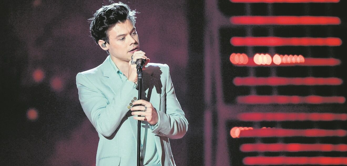 Harry Styles rompe el silencio y habla de su estilo de moda andrógino 