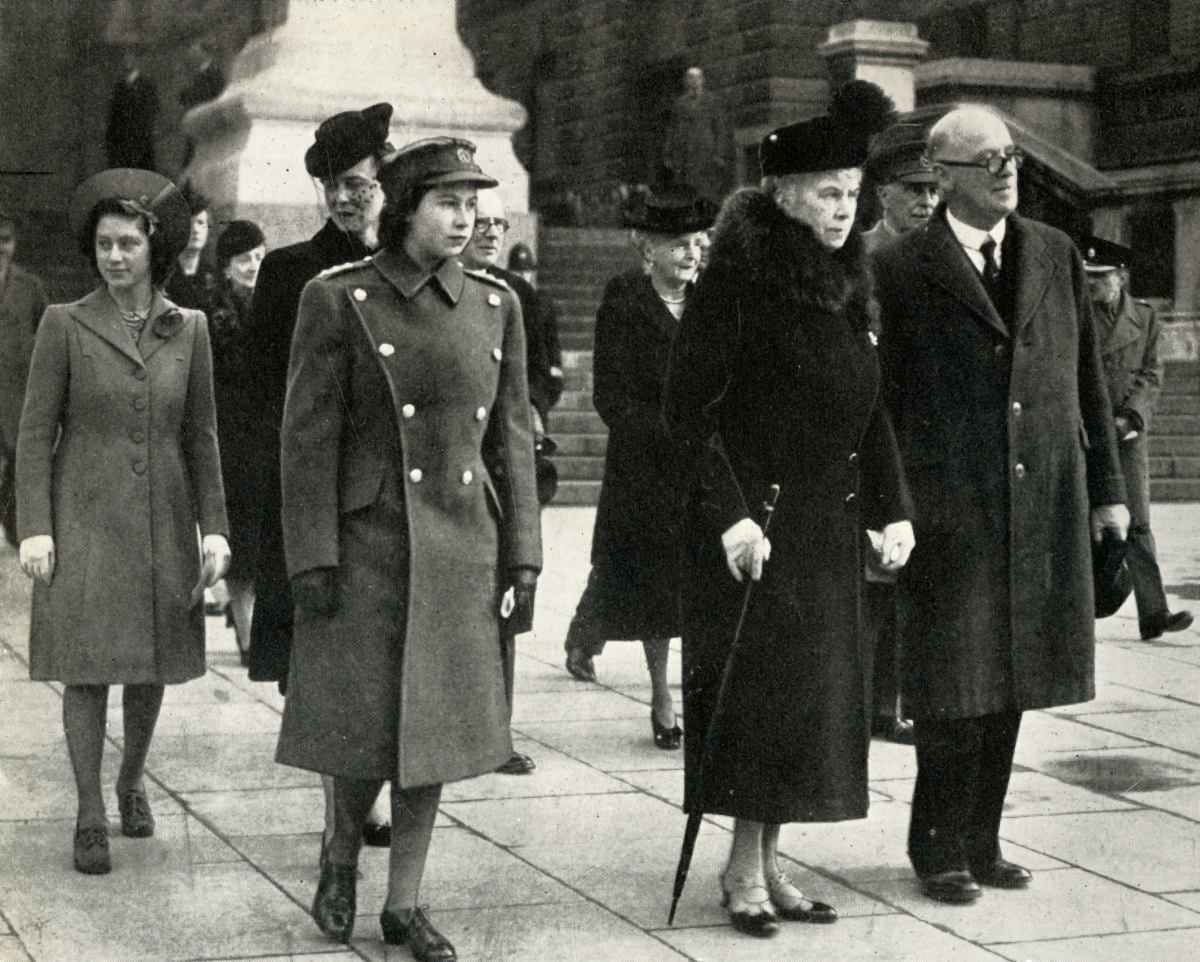 El guardarropa de la reina Isabel II, el más documentado desde su nacimiento