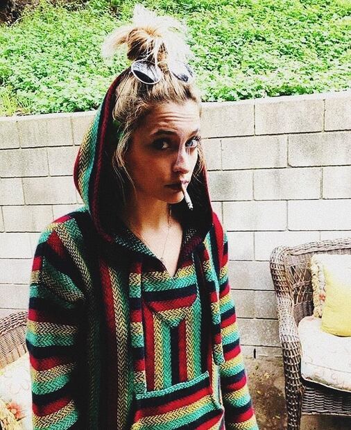 Paris Jackson genera controversia al fumar de una pipa 
