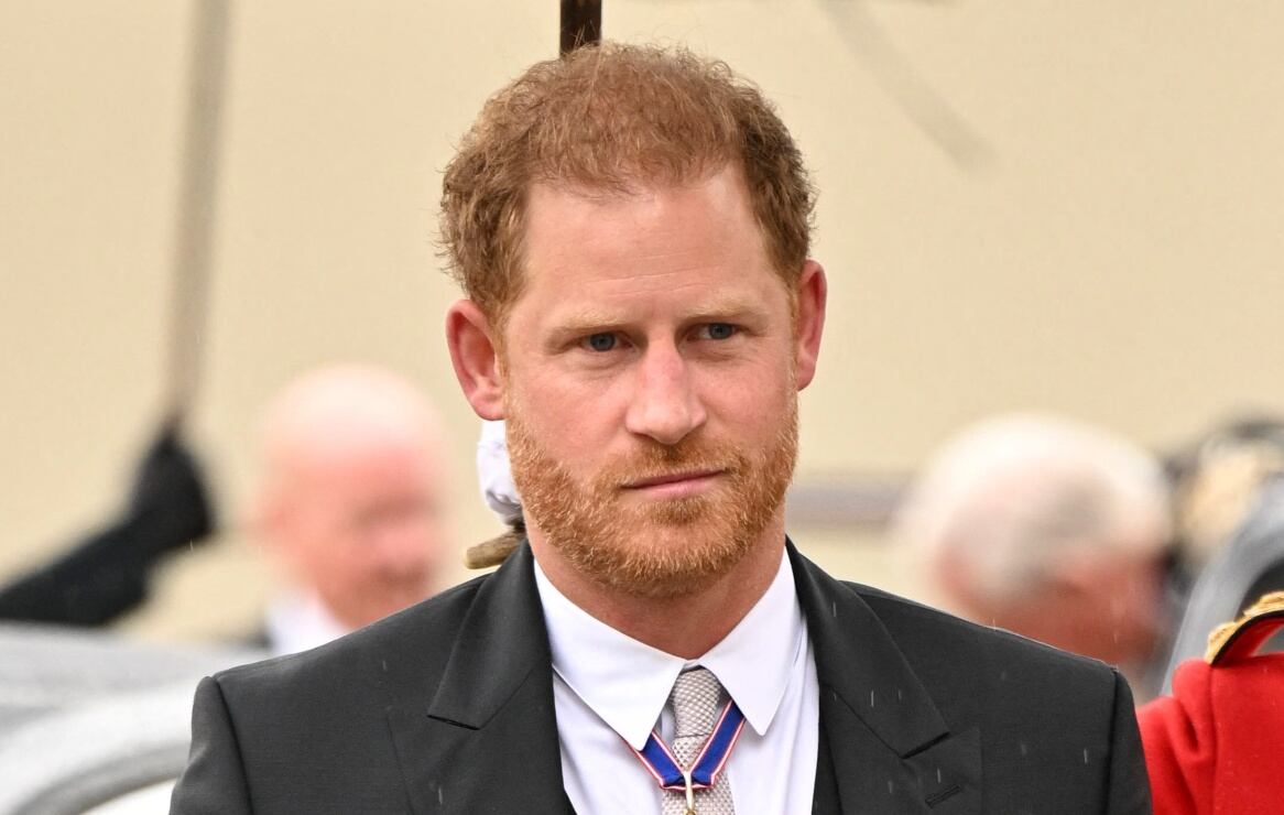 El príncipe Harry llega a la coronación de Carlos III en la abadía de Westminster