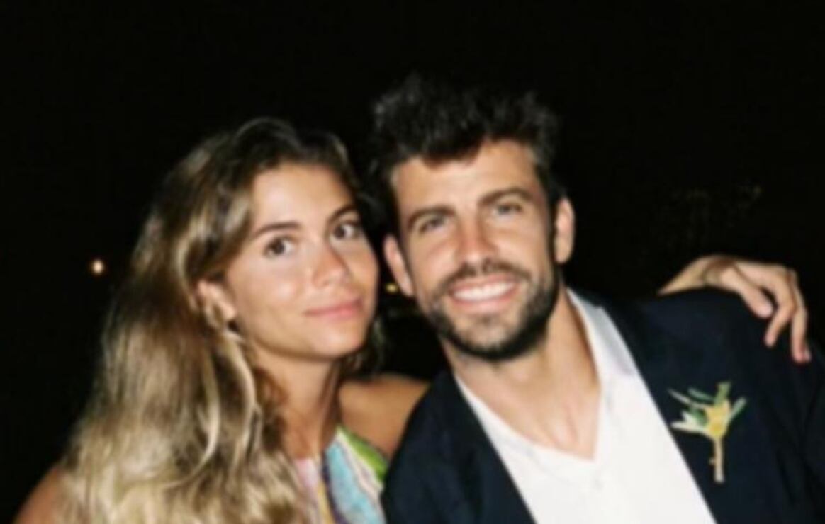 Clara Chía en actitud cómplice con la familia de Gerard Piqué