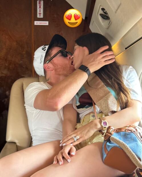 Saúl Canelo Álvarez comparte apasionado beso con su esposa Fernanda Gómez / Foto: Instagram