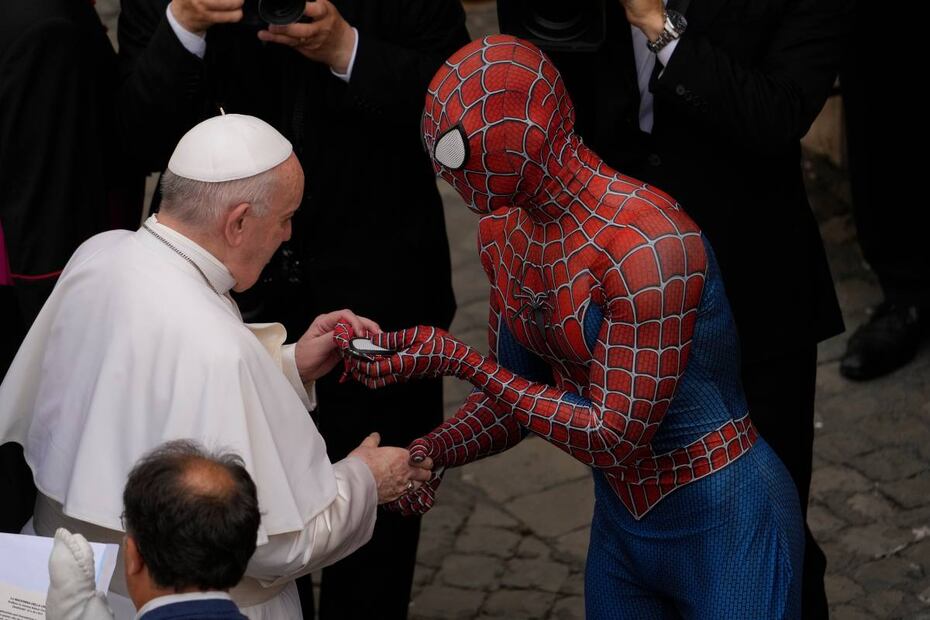 El Papa Francisco recibe regalo de Spiderman en el Vaticano