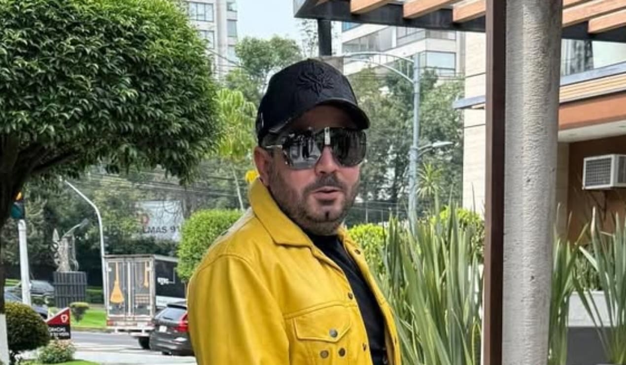 El llamativo look de José Eduardo Derbez: botas amarillas gigantes estilo Crocs