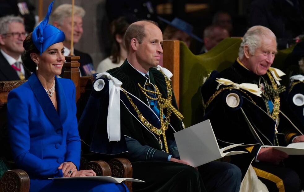 Kate Middleton, el príncipe William y el rey Carlos en su coronación en Escocia / AP