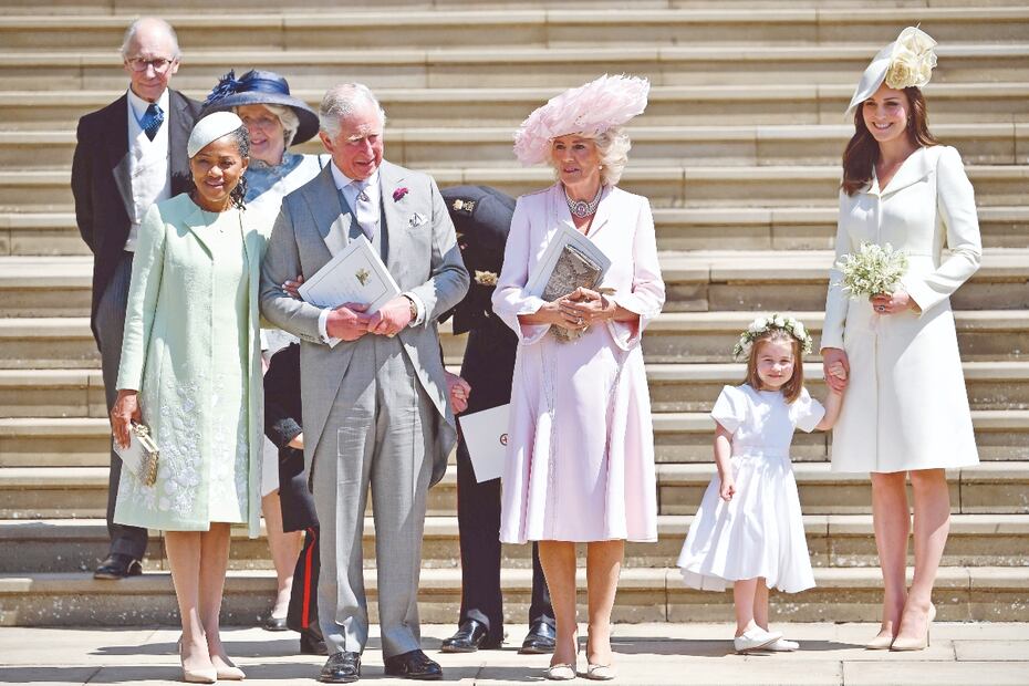 El príncipe Carlos “agobiado” por la entrevista de Harry y Meghan