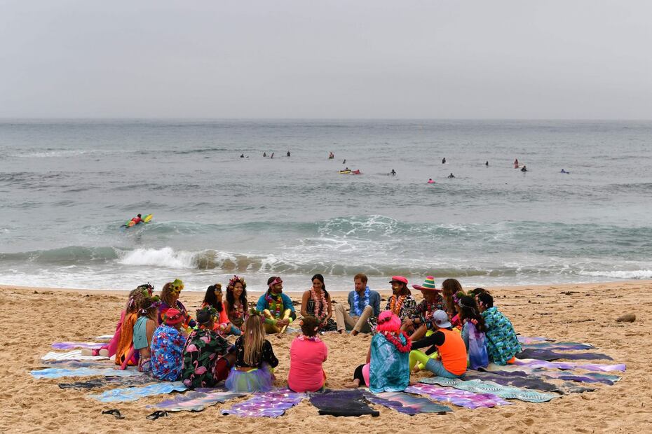 Descalzos y con flores, así recorrieron Meghan y el príncipe Harry las playas de Sídney