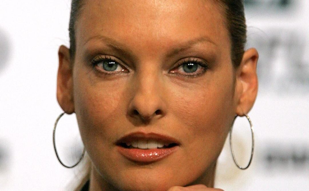 Linda Evangelista vuelve a modelar tras confesar que fue "brutalmente desfigurada" por tratamiento estético