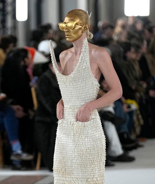 El extravagante desfile de Schiaparelli señalado de maltrato animal