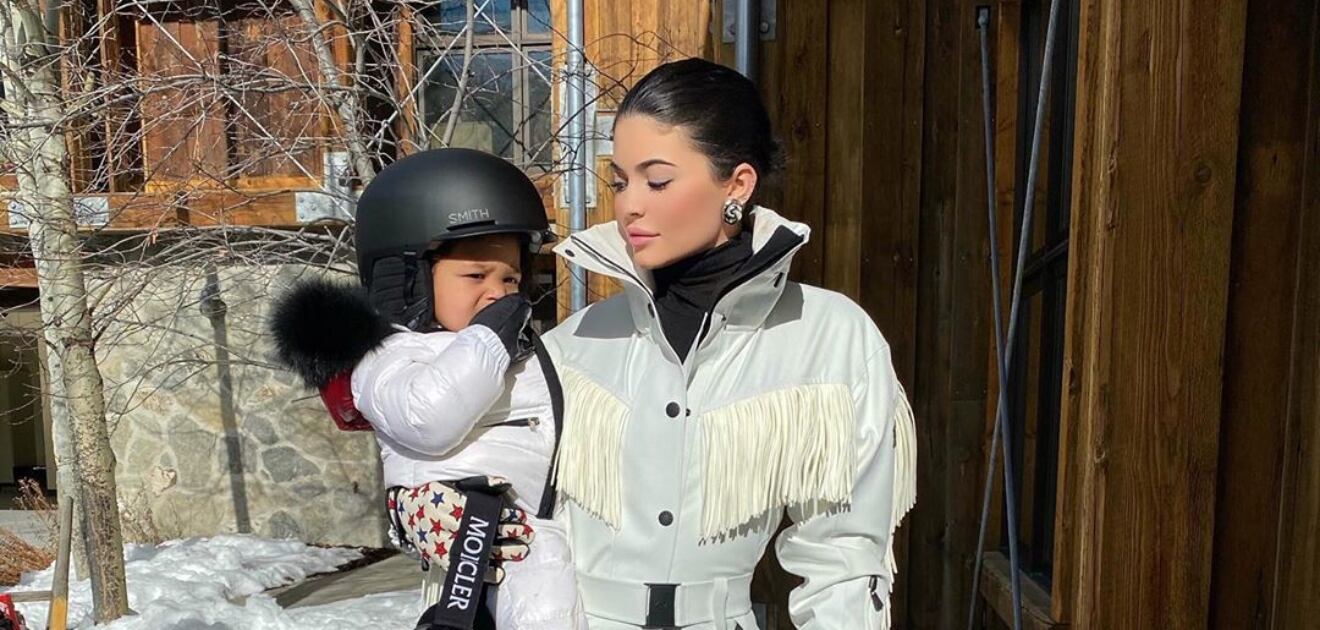 Stormi, hija de Kylie Jenner, conmueve a la web practicando snowboard