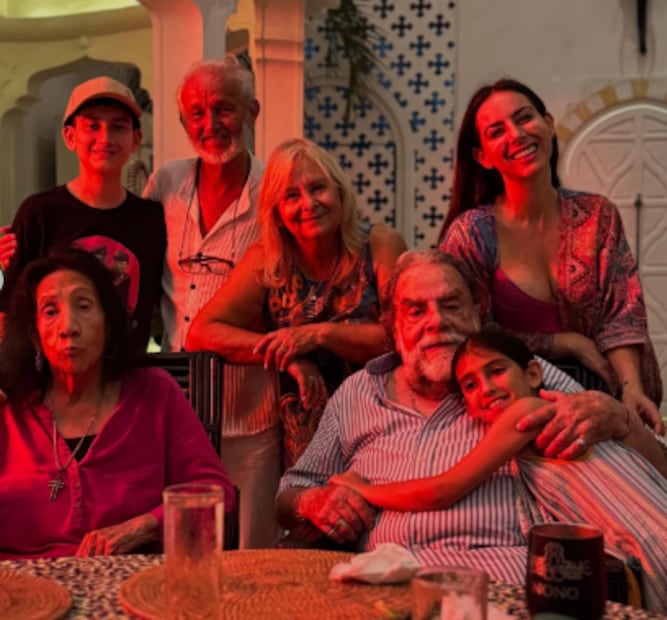 Claudia Lizaldi con Cayetano Moctezuma y su familia / Foto: Instagram