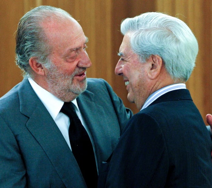 El rey emérito Juan Carlos llega a París para acompañar a Mario Vargas Llosa