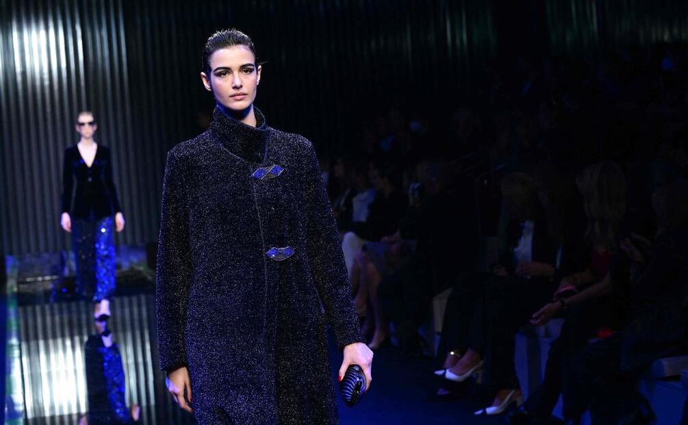 Armani se solidariza con Ucrania y realiza desfile en silencio