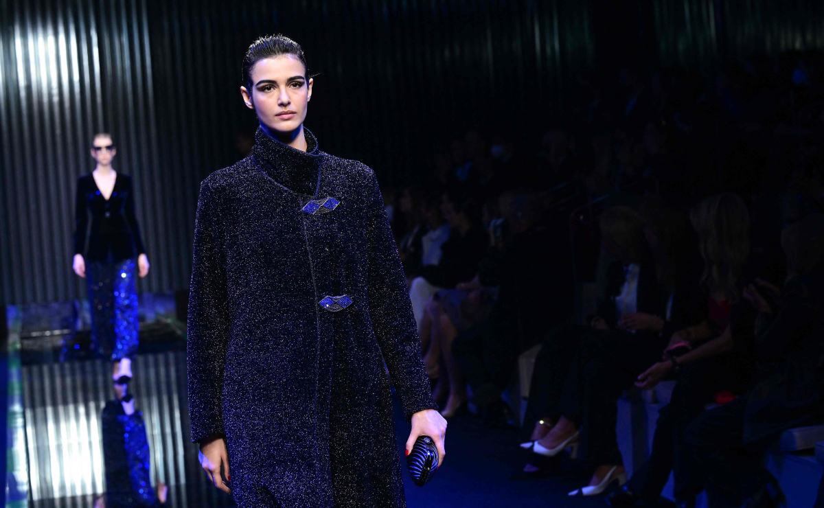 Armani se solidariza con Ucrania y realiza desfile en silencio