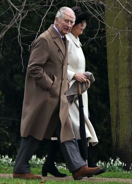 El rey Carlos III y la reina Camila en Sandringham este domingo 11 de febrero / AFP