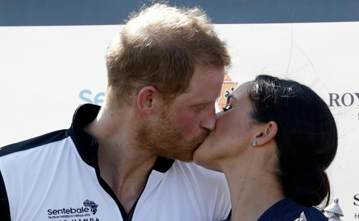 Harry y Meghan son captados paseando con sus perros en Los Ángeles