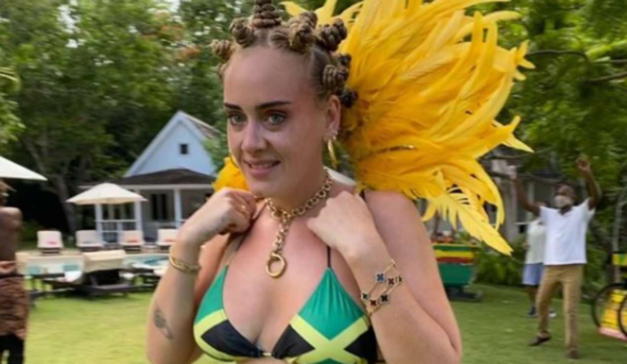 Acusan a Adele de apropiación cultural por bikini con la bandera de Jamaica