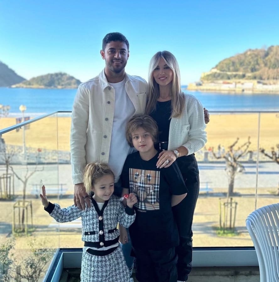 Carlos Vela y Saioa Cañibano junto a sus pequeños hijos / Instagram