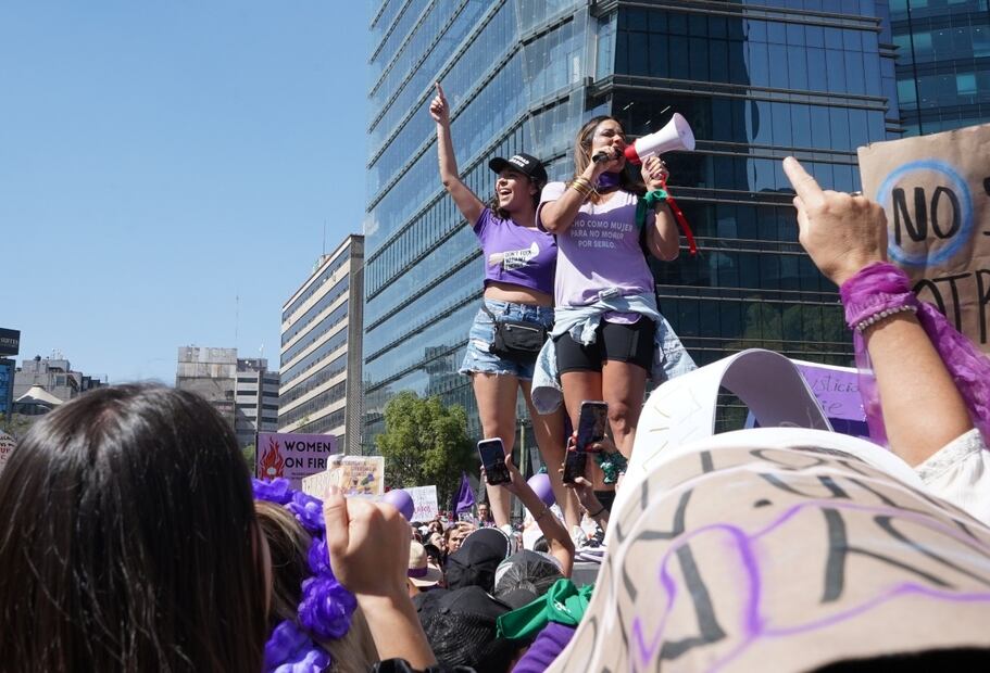 Alessandra Rojo de la Vega lidera a cientos de mujeres en la marcha del 8M 2023 