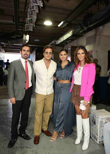 Diego Boneta y Renata Notni enamoradísimos en el Mercedes Benz Fashion Week México
