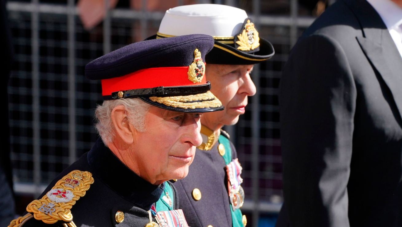 Carlos III, Ana del Reino Unido, el príncipe Andrés y Eduardo de Wessex encabezan la procesión del féretro de Isabel II