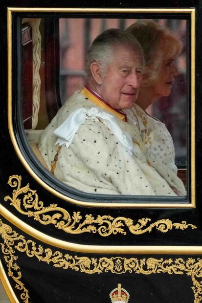 Las primeras fotos del rey Carlos III y Camila rumbo a su coronación