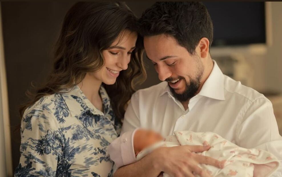 El príncipe Hussein y Rajwa de Jordania con su bebé, la princesa Iman / Foto: Instagram