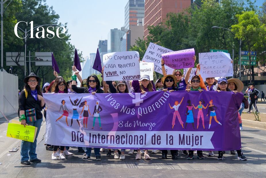 Paola Rojas y Martha Deschamps en la marcha del Día Internacional de las mujeres 
