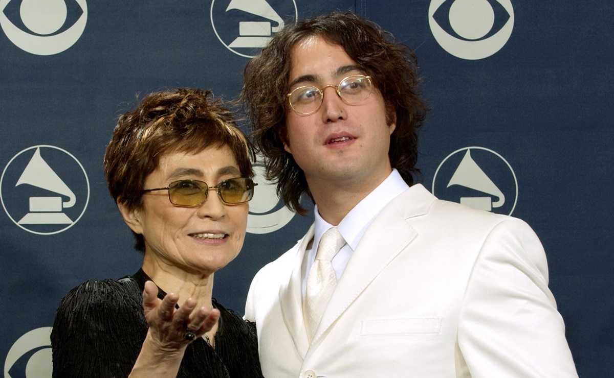 Sean Lennon, hijo de John Lennon y Yoko Ono al cuidado de su mamá en silla  de ruedas | Clase