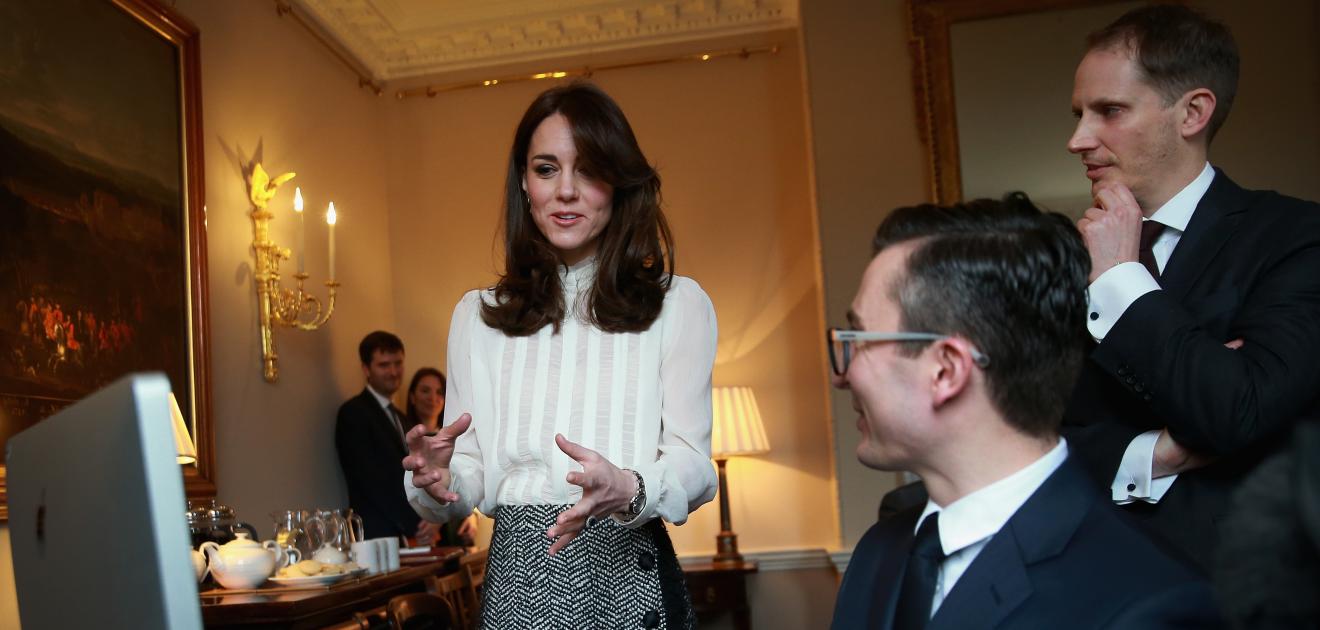 Kate Middleton en la redacción improvisada de “The Huffington Post” en el palacio de Kensington. Foto: AP